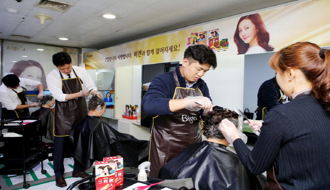 동아제약, 어르신 염색 봉사활동 ‘비겐어게인 캠페인’ 실시